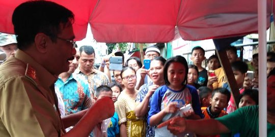 Kunjungi tempat pemotongan ayam, Djarot borong pecel dan gorengan