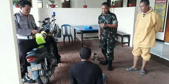 Sebelum kuras isinya, AW bawa kotak amal ke kamar mandi