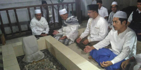 Sebelum mencoblos, Anies ziarah ke makam pendiri kampung Lebak Bulus