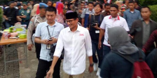 Jelang mencoblos ke TPS, Sandiaga didampingi keluarga besar