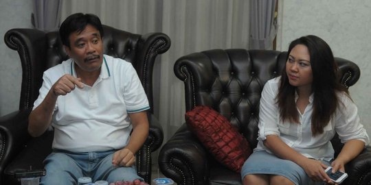 Berkemeja biru, Djarot mencoblos didampingi istri