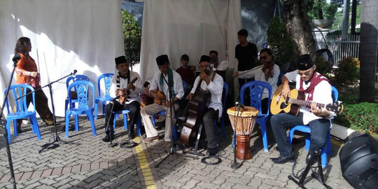 Di TPS Jokowi mencoblos disuguhkan musik keroncong khas Betawi