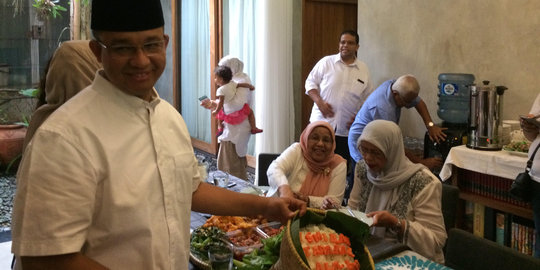 Sebelum ke TPS, Anies makan nasi sambal petai & sungkem ke orangtua