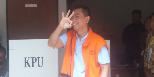 Usai mencoblos, tahanan KPK acungkan 3 jari