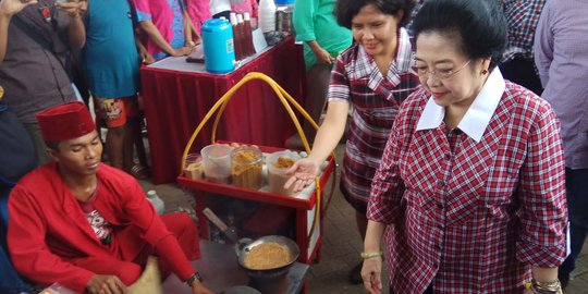 Usai mencoblos, Megawati dan Puan santap kerak telur dan bir pletok