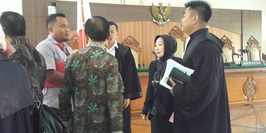 Wali Kota non-aktif Cimahi dan suami didakwa menerima suap Rp 3,9 M