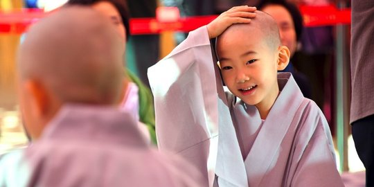 Ekspresi lucu para biksu cilik saat ikut upacara Buddha Monks