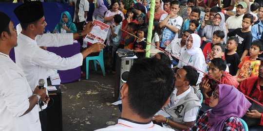 Suasana penghitungan suara di TPS Markas FPI, Anies-Sandi menang