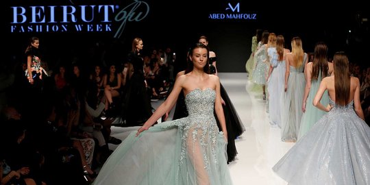 Aksi model cantik Lebanon bergaun transparan di Beirut Fashion Week