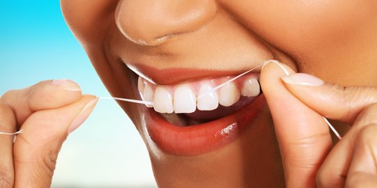 4 Alasan untuk melakukan flossing setelah gosok gigi