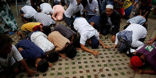 Sujud syukur warga Petamburan rayakan kemenangan Anies-Sandi