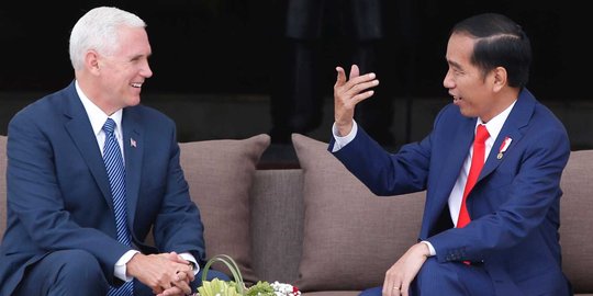 Keakraban Jokowi dan Wapres AS ngobrol santai di beranda Istana
