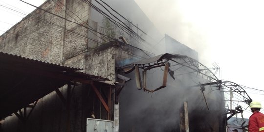 Pabrik plastik dan deterjen di Bekasi ludes terbakar