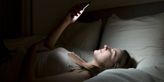 awas, ini kebiasaan buruk di malam hari yang bisa bikin buta!