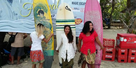 Hari Kartini, surfer girl di Bali melawan ombak dengan berkebaya
