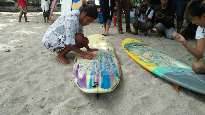 kartini main surfing di bali