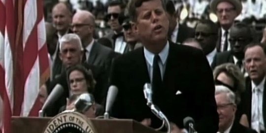 tak suka uang pajak dialokasikan untuk pergi ke bulan