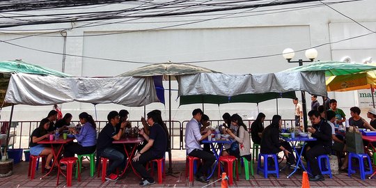 Menikmati kelezatan wisata kuliner murah di jalanan Bangkok