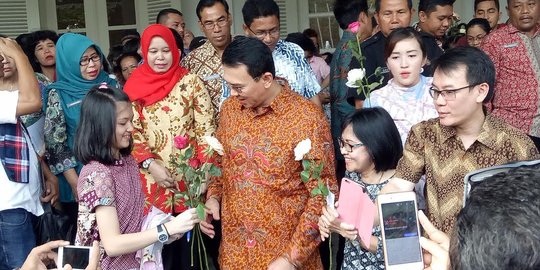 Dukung Ahok, ibu-ibu sambangi Balai Kota & beri mawar