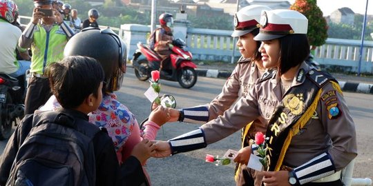 Sambut Hari Kartini, Polwan di Kediri bagi-bagi bunga dan permen