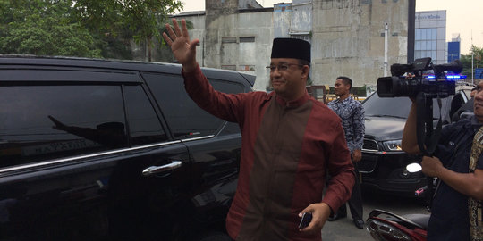 Salat Jumat di Bukit Duri, Anies Baswedan tebar pesona ke warga