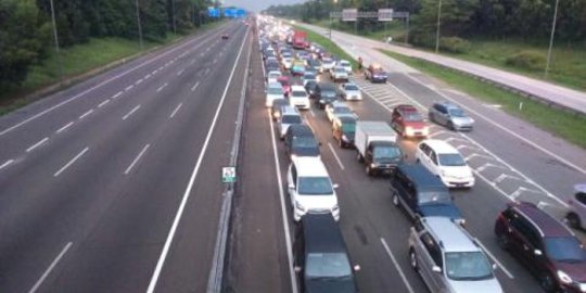 Libur panjang, pengerjaan LRT makan bahu jalan tol 