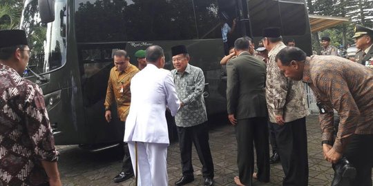 Wapres JK ikut salatkan jenazah Marsda TNI Asnam Muhidir