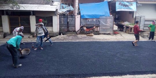 Geram tak kunjung diperbaiki Pemkot, jalan rusak rusak diaspal warga