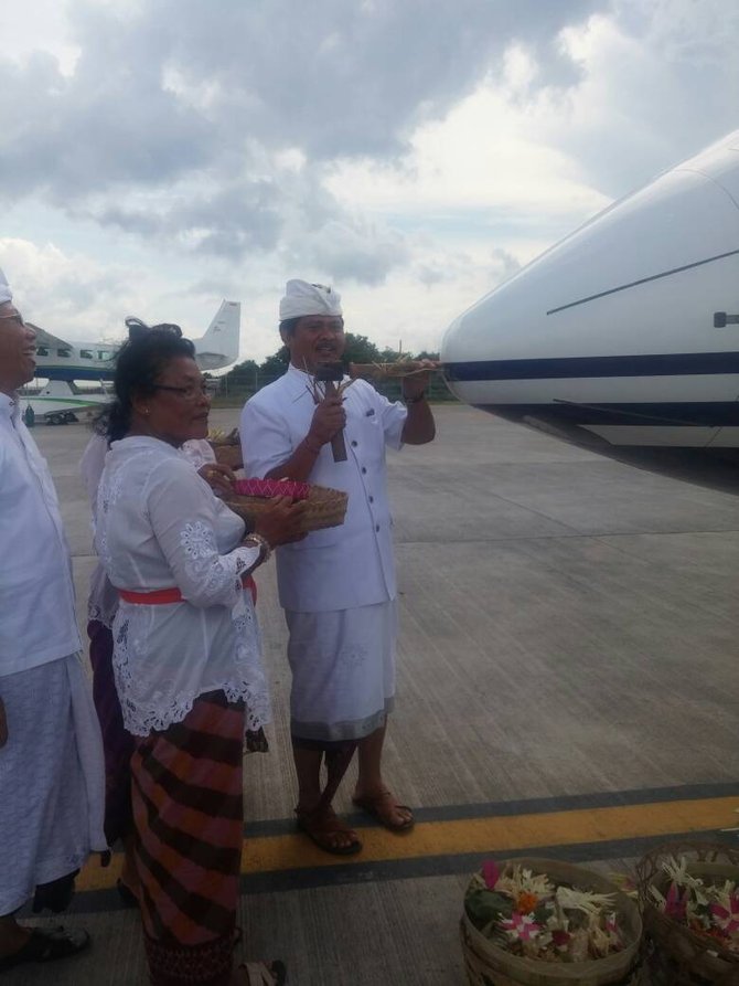 pesawat jet pribadi setya novanto diupacarai secara adat di bali