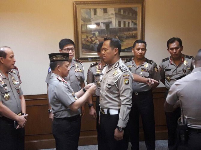 kapolri tito beri penghargaan ke aiptu sunatyanto