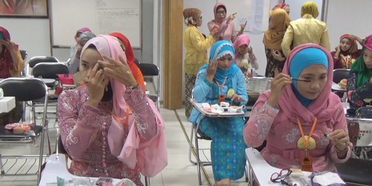 Hari Kartini, bidan & perawat RSUD Mojokerto rias wajah tanpa cermin