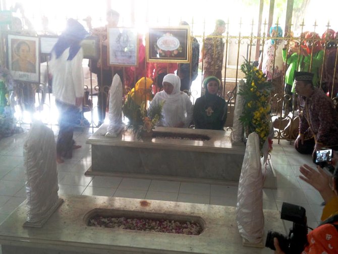 mensos kofifah di makam kartini