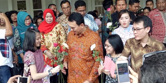 Mawar merah dan salam perpisahan dari mereka untuk Ahok-Djarot