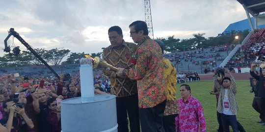 Wakili Jokowi, Menkum HAM nyalakan obor paskah di Minahasa