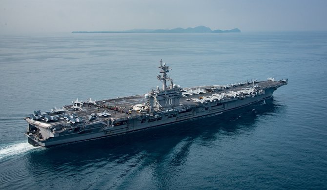 kapal induk uss carl vinson melintas di selat sunda