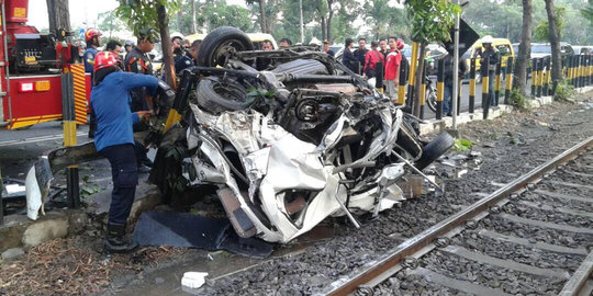Terobos palang pintu, 3 penumpang Xenia tewas dihantam kereta