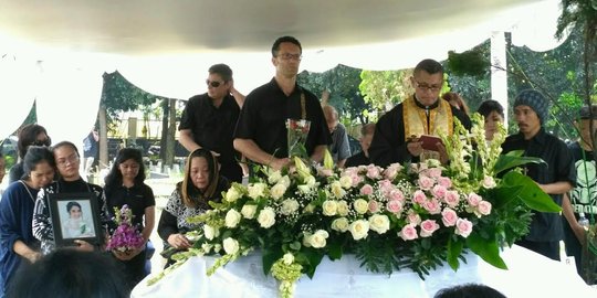 Isak tangis calon suami di pemakaman eks presenter Jak TV