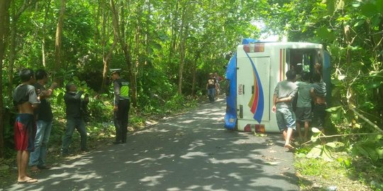 Tak kuat menanjak, bus isi 26 wisatawan terguling di Gunungkidul