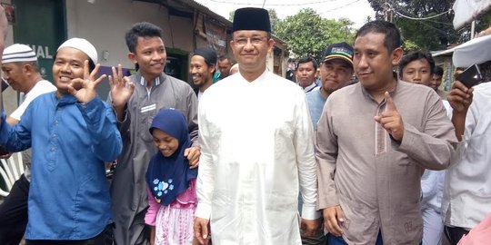 Warga Tanah Abang cium tangan Anies Baswedan