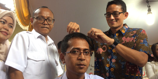 Penuhi nazar pendukungnya Sandi potong  rambut  relawan di 