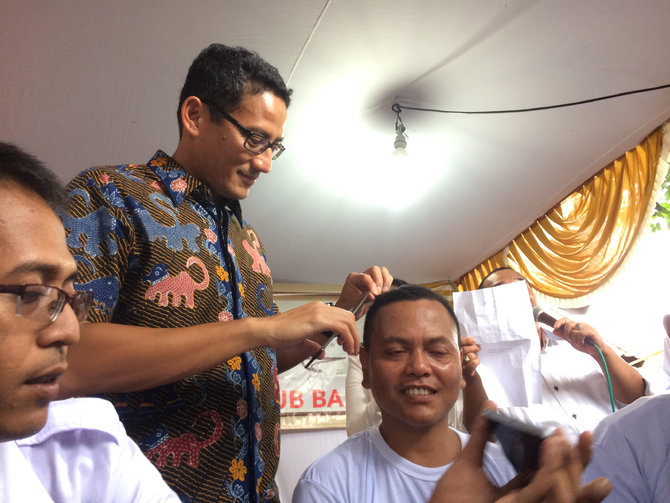 anies cukur rambut pendukungnya