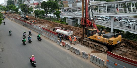 Memantau proyek underpass di persimpangan Matraman