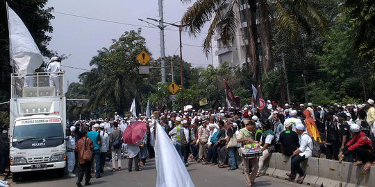 Jumlah lebih banyak, massa kontra Ahok minta orasinya didengar hakim