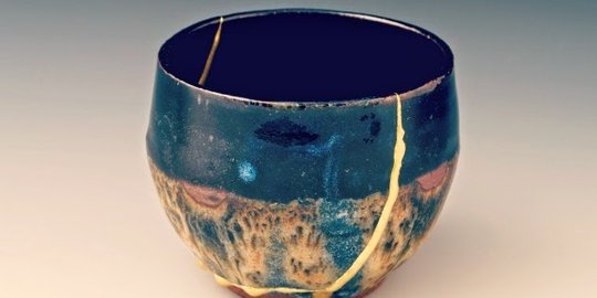 Ini kintsugi, seni mereparasi barang pecah belah dengan emas