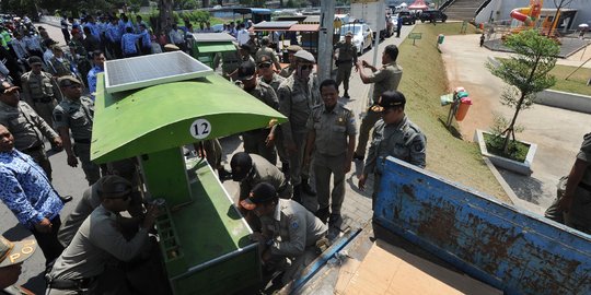 Aksi Satpol PP razia gerobak PKL di RPTRA Kalijodo