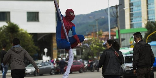 Ketika Spiderman mencari nafkah di jalanan Bogota