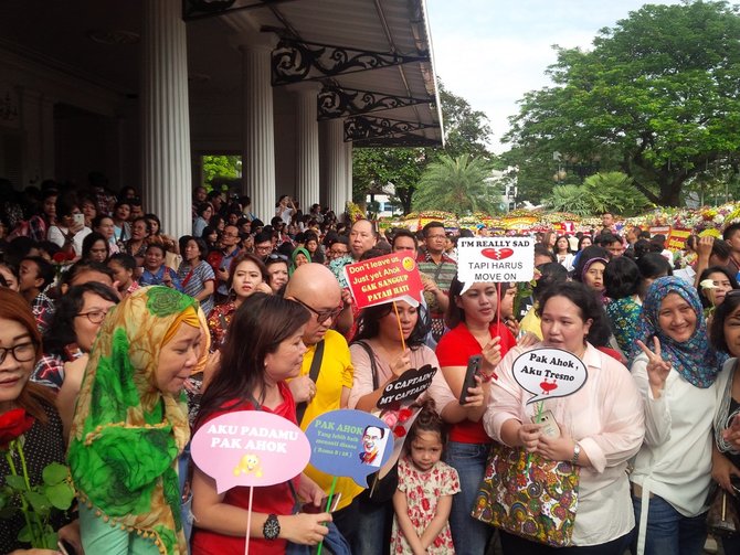 ribuan warga beri semangat ahok di balai kota