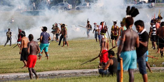 Bentrok, warga Suku Indian Brasil serang polisi pakai panah