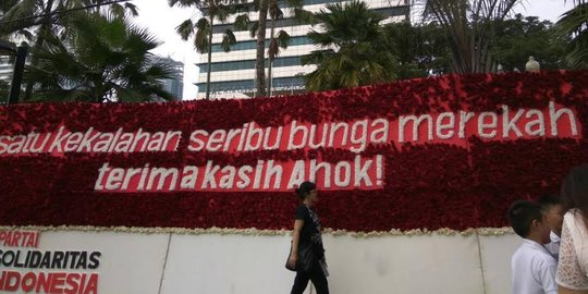 Bunga raksasa PSI untuk Ahok, 'satu kekalahan, seribu bunga merekah'