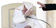 Ekspresi kocak Paus Fransiskus saat jubahnya tertiup angin